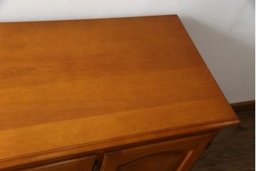中古　横浜ダニエル(daniel)　アーリーアメリカン　A-205　クラシカルな佇まいが目を引くサイドボード(サイドキャビネット、リビングボード、収納棚、戸棚)(定価約70万円)(R-076294)