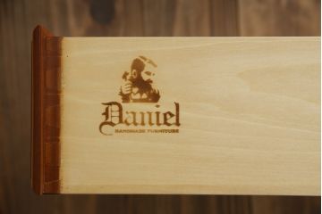 中古　美品　横浜クラシック家具　ダニエル(daniel)　アーリーアメリカンシリーズ　A-112　木の温もり溢れるチェスト(サイドチェスト、トールチェスト、ハイチェスト、縦型チェスト、引き出し、洋服タンス)(R-076295)