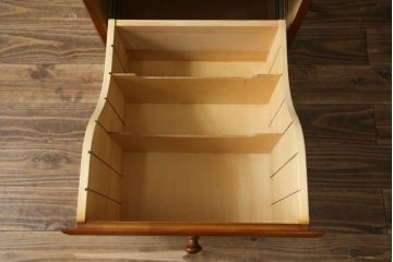 中古　美品　横浜クラシック家具　ダニエル(daniel)　アーリーアメリカンシリーズ　A-112　木の温もり溢れるチェスト(サイドチェスト、トールチェスト、ハイチェスト、縦型チェスト、引き出し、洋服タンス)(R-076295)