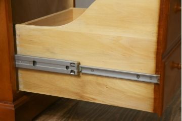 中古　美品　横浜クラシック家具　ダニエル(daniel)　アーリーアメリカンシリーズ　A-112　木の温もり溢れるチェスト(サイドチェスト、トールチェスト、ハイチェスト、縦型チェスト、引き出し、洋服タンス)(R-076295)