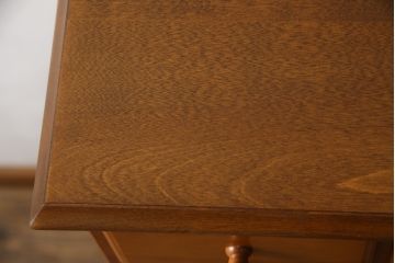 中古　美品　横浜クラシック家具　ダニエル(daniel)　アーリーアメリカンシリーズ　A-112　木の温もり溢れるチェスト(サイドチェスト、トールチェスト、ハイチェスト、縦型チェスト、引き出し、洋服タンス)(R-076295)