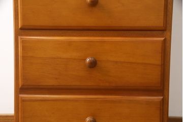 中古　美品　横浜クラシック家具　ダニエル(daniel)　アーリーアメリカンシリーズ　A-112　木の温もり溢れるチェスト(サイドチェスト、トールチェスト、ハイチェスト、縦型チェスト、引き出し、洋服タンス)(R-076295)