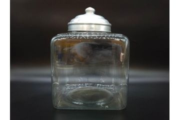 アンティーク雑貨　当時物　デッドストック　アルミ蓋　大・小　お洒落なディスプレイが叶うレトロなガラス瓶2個セット(角型、角瓶、キャニスター、ガラスビン、菓子瓶、硝子、フタ付き)(R-076304)