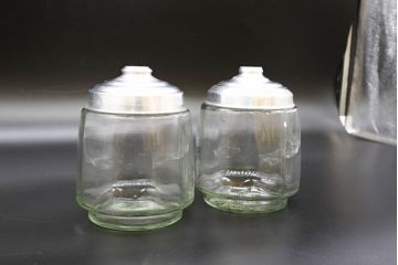 昭和レトロ　当時物　大正〜昭和初期　アルミ蓋　昔懐かしい雰囲気漂うガラス瓶2個セット(キャニスター、ガラスビン、硝子、菓子瓶)(R-076308)
