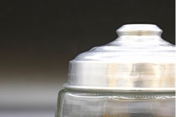 昭和レトロ　当時物　大正〜昭和初期　アルミ蓋　昔懐かしい雰囲気漂うガラス瓶2個セット(キャニスター、ガラスビン、硝子、菓子瓶)(R-076308)