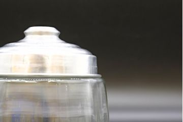 昭和レトロ　当時物　大正〜昭和初期　アルミ蓋　昔懐かしい雰囲気漂うガラス瓶2個セット(キャニスター、ガラスビン、硝子、菓子瓶)(R-076308)