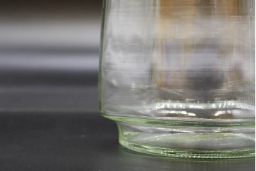 昭和レトロ　当時物　大正〜昭和初期　アルミ蓋　昔懐かしい雰囲気漂うガラス瓶2個セット(キャニスター、ガラスビン、硝子、菓子瓶)(R-076308)