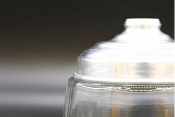 昭和レトロ　当時物　大正〜昭和初期　アルミ蓋　昔懐かしい雰囲気漂うガラス瓶2個セット(キャニスター、ガラスビン、硝子、菓子瓶)(R-076308)
