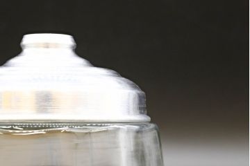 昭和レトロ　当時物　大正〜昭和初期　アルミ蓋　昔懐かしい雰囲気漂うガラス瓶2個セット(キャニスター、ガラスビン、硝子、菓子瓶)(R-076308)
