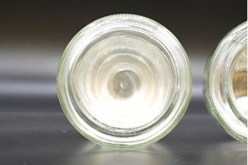 昭和レトロ　当時物　大正〜昭和初期　アルミ蓋　昔懐かしい雰囲気漂うガラス瓶2個セット(キャニスター、ガラスビン、硝子、菓子瓶)(R-076308)