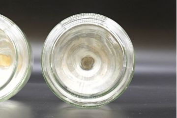 昭和レトロ　当時物　大正〜昭和初期　アルミ蓋　昔懐かしい雰囲気漂うガラス瓶2個セット(キャニスター、ガラスビン、硝子、菓子瓶)(R-076308)
