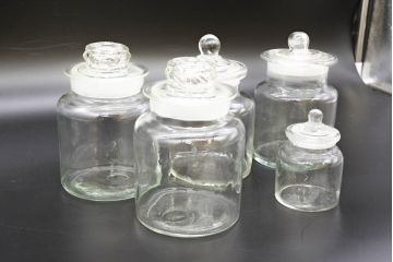 昭和レトロ　大・小　様々な用途に使える蓋付きガラス瓶5個セット(キャニスター、ガラスビン、硝子、菓子瓶)(R-076309)