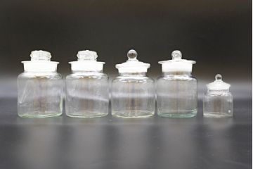昭和レトロ　大・小　様々な用途に使える蓋付きガラス瓶5個セット(キャニスター、ガラスビン、硝子、菓子瓶)(R-076309)