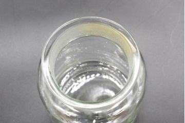 昭和レトロ　大・小　様々な用途に使える蓋付きガラス瓶5個セット(キャニスター、ガラスビン、硝子、菓子瓶)(R-076309)