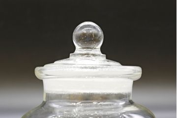 昭和レトロ　大・小　様々な用途に使える蓋付きガラス瓶5個セット(キャニスター、ガラスビン、硝子、菓子瓶)(R-076309)