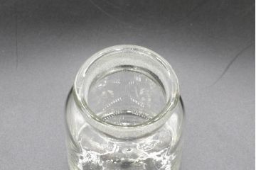 昭和レトロ　大・小　様々な用途に使える蓋付きガラス瓶5個セット(キャニスター、ガラスビン、硝子、菓子瓶)(R-076309)