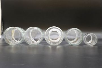昭和レトロ　大・小　様々な用途に使える蓋付きガラス瓶5個セット(キャニスター、ガラスビン、硝子、菓子瓶)(R-076309)