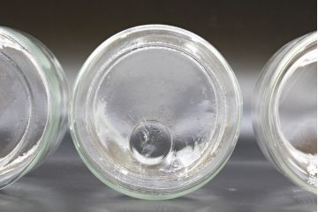 昭和レトロ　大・小　様々な用途に使える蓋付きガラス瓶5個セット(キャニスター、ガラスビン、硝子、菓子瓶)(R-076309)