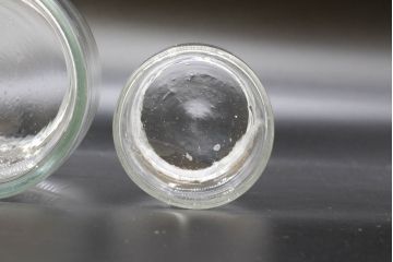 昭和レトロ　大・小　様々な用途に使える蓋付きガラス瓶5個セット(キャニスター、ガラスビン、硝子、菓子瓶)(R-076309)