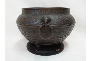 大正〜昭和初期　上手物　古銅　桜　味わい深い魅力を放つ火鉢(さくら、サクラ、手あぶり、鉢カバー、獣耳、獅子?)(R-076316)