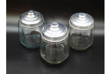 昭和レトロ　当時物　大正〜昭和初期　アルミ蓋　昔懐かしい雰囲気漂うガラス瓶3個セット(キャニスター、ガラスビン、硝子、菓子瓶、フタ付き)(R-076319)