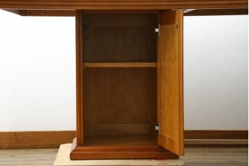 中古　美品　横浜クラシック家具ダニエル(Daniel)　LD(エルディー)シリーズ　A-321　どっしりとした重厚感のあるダイニングテーブル　(R-076323)