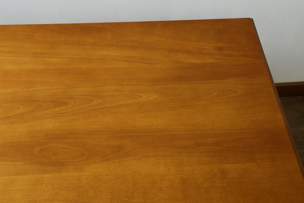 中古　美品　横浜クラシック家具ダニエル(Daniel)　LD(エルディー)シリーズ　A-321　どっしりとした重厚感のあるダイニングテーブル　(R-076323)
