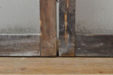 アンティーク建具　レトロ空間におすすめ!素朴な木味が魅力的なガラス窓2枚セット(引き戸、ガラス戸)(R-076340)