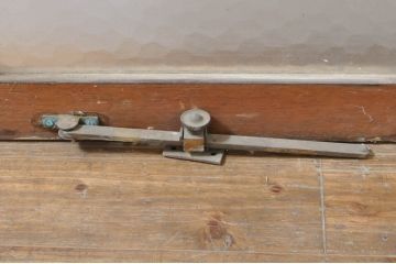 アンティーク建具　ペイント仕上げ限定　レトロな空間づくりにおすすめの両開き窓1対2枚セット(ガラス窓、ガラス戸、ガラス扉)(R-076347)
