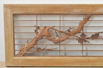アンティーク建具　素朴な梅がアクセントの格子入り彫刻欄間1枚(明り取り、明かり取り)(R-076363)