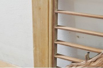 アンティーク建具　素朴な梅がアクセントの格子入り彫刻欄間1枚(明り取り、明かり取り)(R-076363)