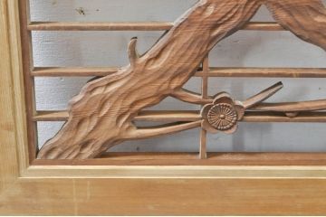 アンティーク建具　素朴な梅がアクセントの格子入り彫刻欄間1枚(明り取り、明かり取り)(R-076363)