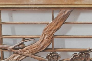 アンティーク建具　素朴な梅がアクセントの格子入り彫刻欄間1枚(明り取り、明かり取り)(R-076363)