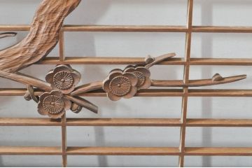 アンティーク建具　素朴な梅がアクセントの格子入り彫刻欄間1枚(明り取り、明かり取り)(R-076363)