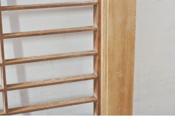 アンティーク建具　素朴な梅がアクセントの格子入り彫刻欄間1枚(明り取り、明かり取り)(R-076363)