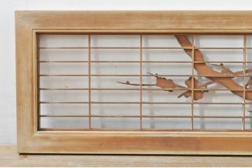 アンティーク建具　素朴な梅がアクセントの格子入り彫刻欄間1枚(明り取り、明かり取り)(R-076363)