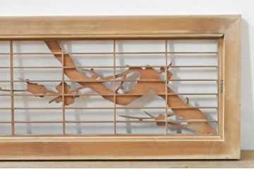 アンティーク建具　素朴な梅がアクセントの格子入り彫刻欄間1枚(明り取り、明かり取り)(R-076363)