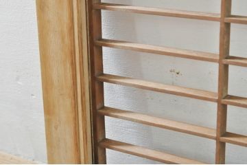 アンティーク建具　素朴な梅がアクセントの格子入り彫刻欄間1枚(明り取り、明かり取り)(R-076363)