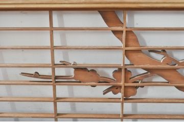 アンティーク建具　素朴な梅がアクセントの格子入り彫刻欄間1枚(明り取り、明かり取り)(R-076363)