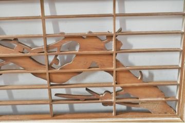 アンティーク建具　素朴な梅がアクセントの格子入り彫刻欄間1枚(明り取り、明かり取り)(R-076363)