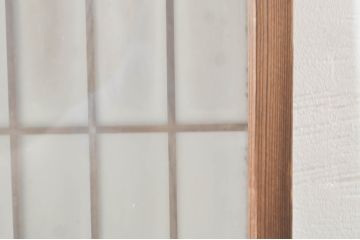アンティーク建具　シンプルな佇まいが落ち着きのある空間を演出する格子入り書院戸4枚セット(窓、引き戸、ガラス戸)(R-076364)