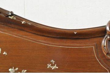 アジアンビンテージ　唐木(花梨、カリン)　螺鈿(ラデン)　象嵌入り　花に舞う蝶の意匠が愛らしいベンチ(長椅子、長イス、板座チェア、アームチェア、ヴィンテージ)(R-076373)
