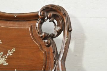 アジアンビンテージ　唐木(花梨、カリン)　螺鈿(ラデン)　象嵌入り　花に舞う蝶の意匠が愛らしいベンチ(長椅子、長イス、板座チェア、アームチェア、ヴィンテージ)(R-076373)