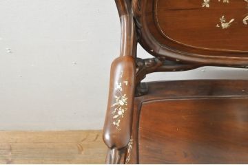 アジアンビンテージ　唐木(花梨、カリン)　螺鈿(ラデン)　象嵌入り　花に舞う蝶の意匠が愛らしいベンチ(長椅子、長イス、板座チェア、アームチェア、ヴィンテージ)(R-076373)