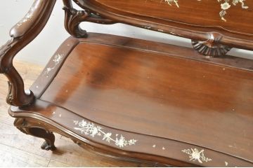 アジアンビンテージ　唐木(花梨、カリン)　螺鈿(ラデン)　象嵌入り　花に舞う蝶の意匠が愛らしいベンチ(長椅子、長イス、板座チェア、アームチェア、ヴィンテージ)(R-076373)