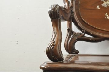 アジアンビンテージ　唐木(花梨、カリン)　螺鈿(ラデン)　象嵌入り　花に舞う蝶の意匠が愛らしいベンチ(長椅子、長イス、板座チェア、アームチェア、ヴィンテージ)(R-076373)