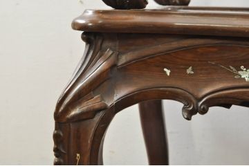 アジアンビンテージ　唐木(花梨、カリン)　螺鈿(ラデン)　象嵌入り　花に舞う蝶の意匠が愛らしいベンチ(長椅子、長イス、板座チェア、アームチェア、ヴィンテージ)(R-076373)