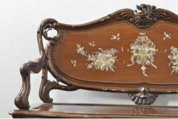 アジアンビンテージ　唐木(花梨、カリン)　螺鈿(ラデン)　象嵌入り　花に舞う蝶の意匠が愛らしいベンチ(長椅子、長イス、板座チェア、アームチェア、ヴィンテージ)(R-076374)