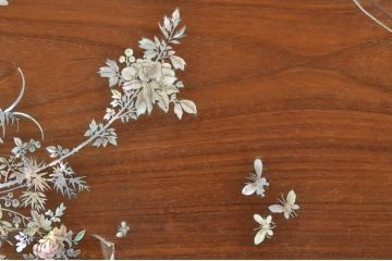アジアンビンテージ　唐木(花梨、カリン)　螺鈿(ラデン)　象嵌入り　花に舞う蝶の意匠が愛らしいベンチ(長椅子、長イス、板座チェア、アームチェア、ヴィンテージ)(R-076374)