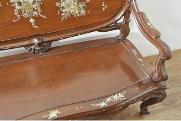 アジアンビンテージ　唐木(花梨、カリン)　螺鈿(ラデン)　象嵌入り　花に舞う蝶の意匠が愛らしいベンチ(長椅子、長イス、板座チェア、アームチェア、ヴィンテージ)(R-076374)